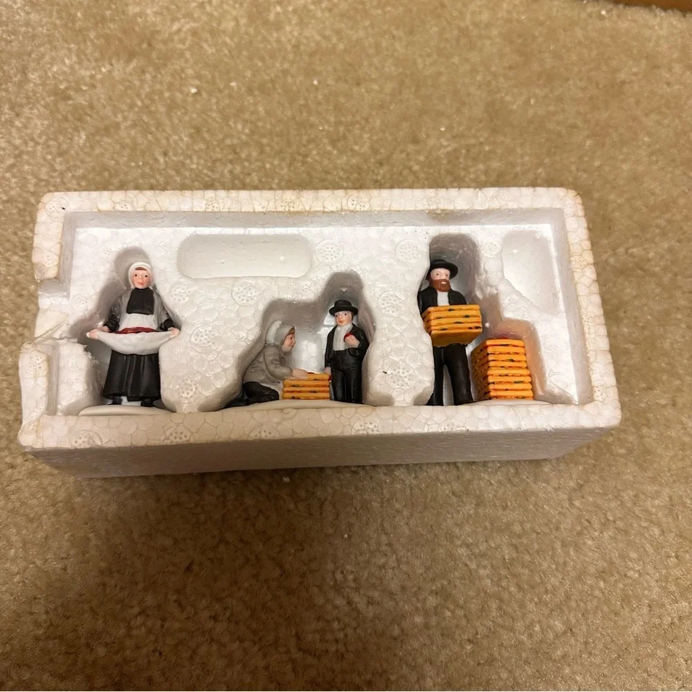 Department 56 ~ Amish Family. Heritage Village Collection
